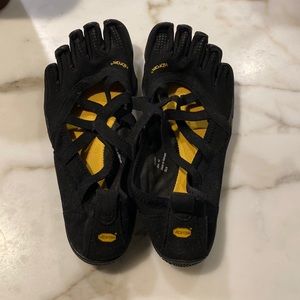 Vibram five finger Size 42 (US size 10) shoes. Black. Worn once.
